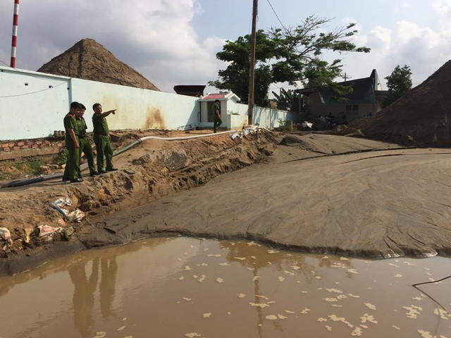 Lực lượng chức năng kiểm tra bến thủy nội địa Chí Dũng. Ảnh: Dân Trí.