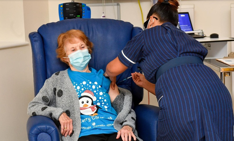 Cụ Margaret Keenan khi đang được tiêm vắc-xin. (Ảnh: Reuters)