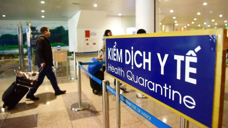 Biển thông tin về kiểm dịch y tế tại sân bay. (Ảnh: Getty Images)