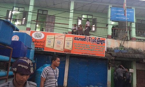 Cảnh sát có mặt tại hiện trường nơi xảy ra các vụ nổ ở Yangon. Ảnh: Myanmar Times.