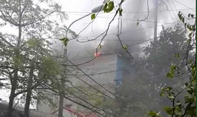 Lửa, khói bốc nghi ngút. Ảnh: L.H.