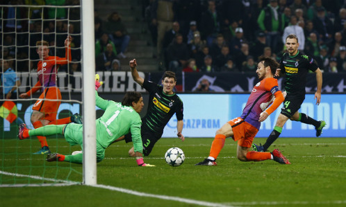 Silva đệm bóng cận thành gỡ hòa cho Man City. Ảnh: Reuters.