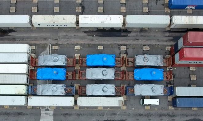 Lô hàng gồm 9 chiếc xe quân sự bọc thép bị tịch thu tại Hong Kong. Ảnh: SCMP. 