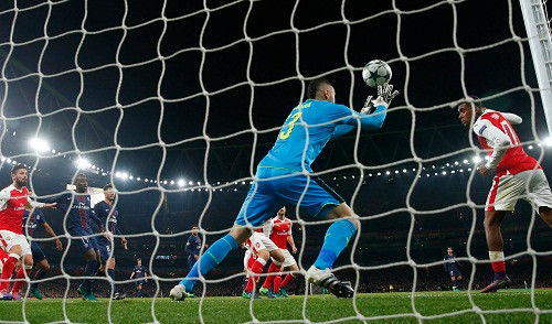 Cú đánh đầu của Alex Iwobi (bìa phải) khiến bóng đổi hướng đi vào lưới đội nhà. Ảnh: Reuters.