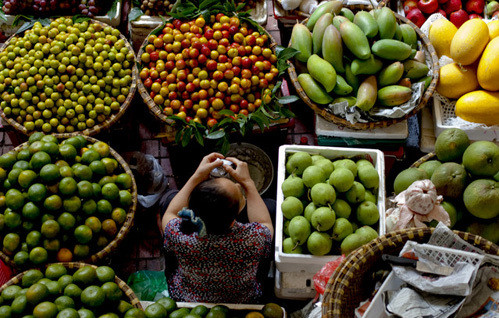 Quầy bán hoa quả trên phố. Ảnh: Bloomberg. 
