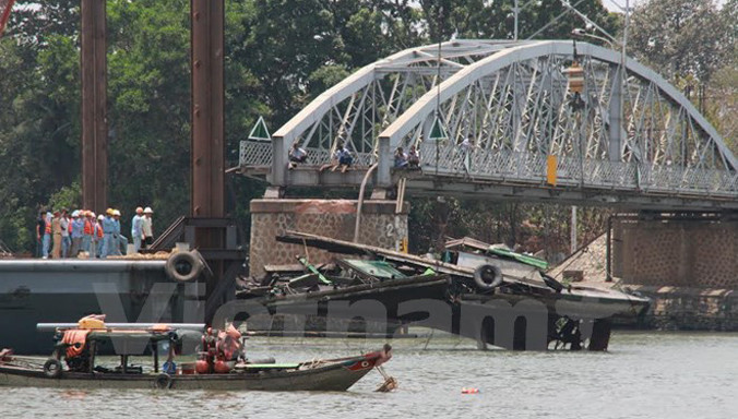 Quang cảnh trục vớt tàu đẩy. Ảnh: Sỹ Tuyên/Vietnam+.