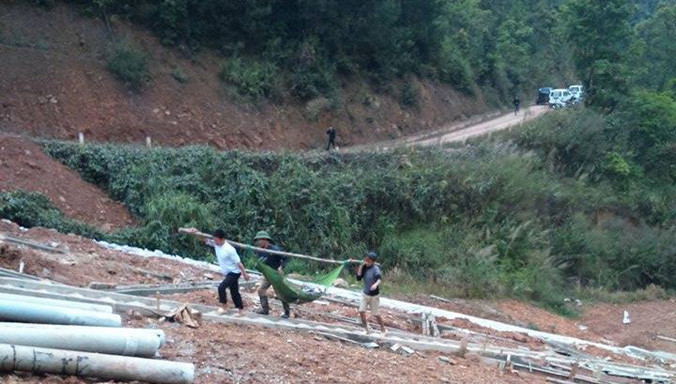 Dùng võng, đòn khiêng các nạn nhân đi cấp cứu.