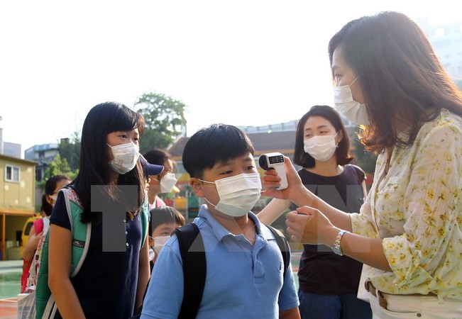 Kiểm tra thân nhiệt của các học sinh tiểu học ở thủ đô Seoul nhằm ngăn chặn lây nhiễm MERS. (Nguồn: THX/TTXVN)