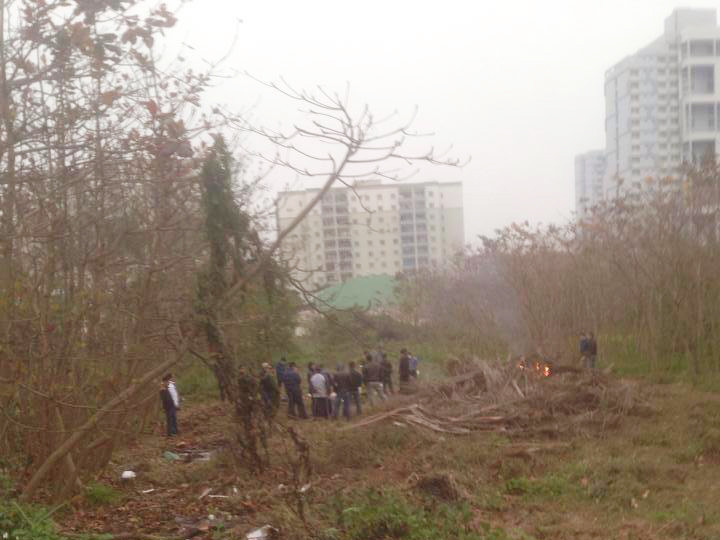 Vụ việc thu hút sự chú ý của nhiều người dân cạnh hiện trường.