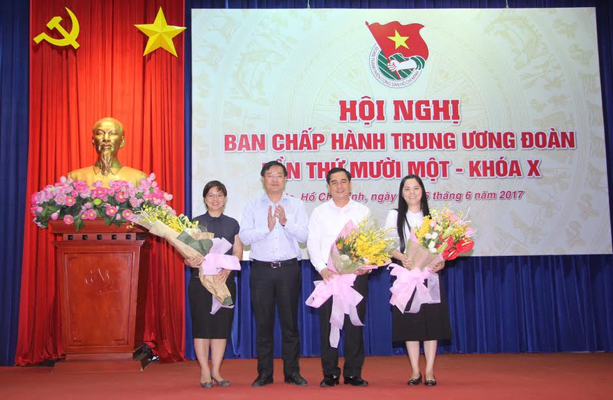 Bí thư thứ nhất T.Ư Đoàn Lê Quốc Phong tặng hoa chúc mừng 3 đồng chí được bầu bổ sung vào Ban Thường vụ T.Ư Đoàn khóa X