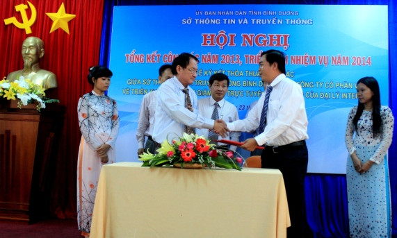 Ông Nguyễn Quang Tuyến, Giám đốc Sở Thông tin và Truyền thông tỉnh Bình Dương và ông Trần Ngô Thanh Tùng – Giám đốc sản phẩm phần mềm đạt chuẩn CSM, Công ty Cổ phần VNG ký kết biên bản hợp tác triển khai phần mềm CSM 