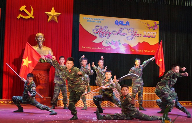 Học viên Quân đội viết thư pháp chào năm mới