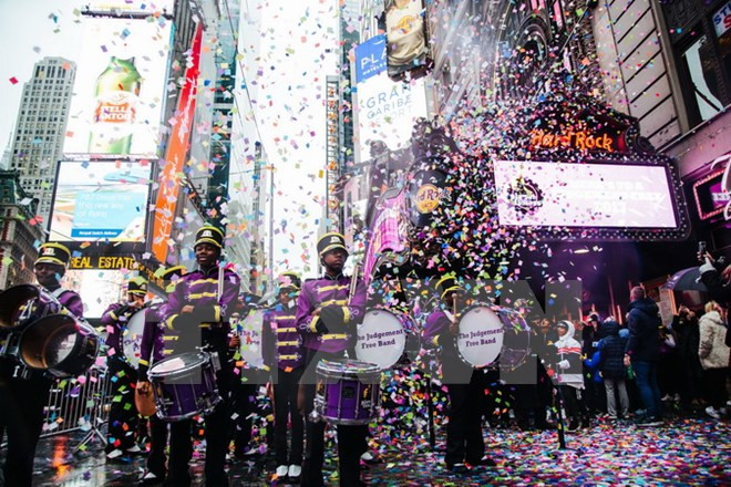 Hoa giấy tung bay sặc sỡ trên Quảng trường Thời đại trong lễ tổng duyệt đón năm mới ngày 29/12. (Nguồn: EPA/TTXVN)