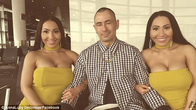 Hai chị em song sinh luôn ăn mặc giống hệt nhau.