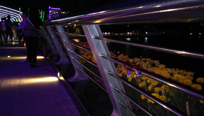 Ổ khóa tình yêu được các bạn trẻ gắn trên thành cầu.