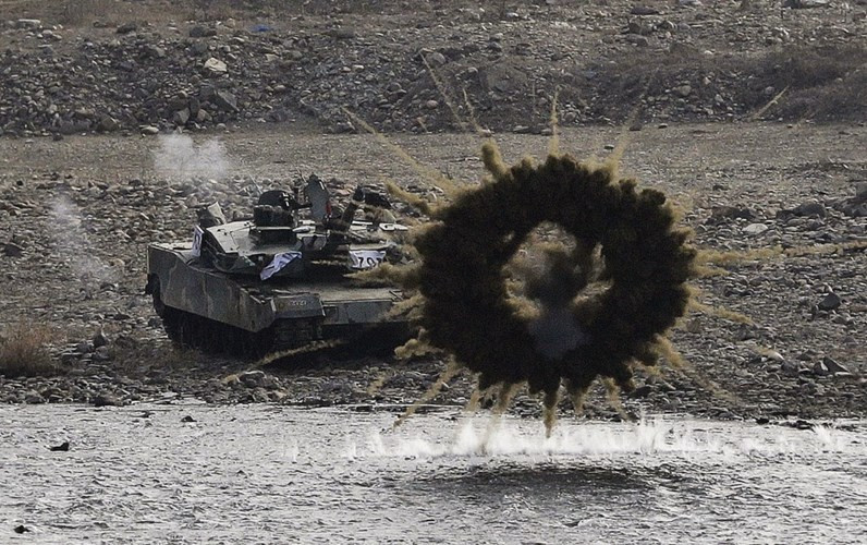 Các xe tăng K1 của một đơn vị thuộc Lục quân Hàn Quốc mới đây được huy động tham gia cuộc tập trận bắn đạn thật. Cuộc tập trận này diễn ra trong bối cảnh căng thẳng leo thang giữa hai miền Triều Tiên.