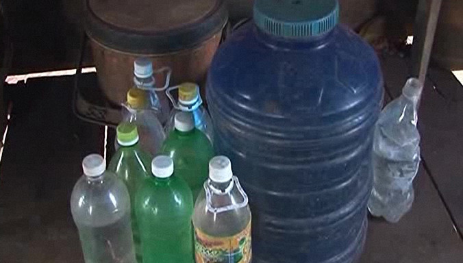 Người dân làng Phun B đang khát quay quắt phải mua nước về dùng.