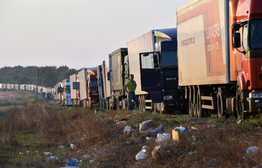 Các đoàn xe chở hàng của Ukraine bị dừng lại ở cửa khẩu Kalanchak hồi tháng 9/2015. Ảnh minh họa: AFP.