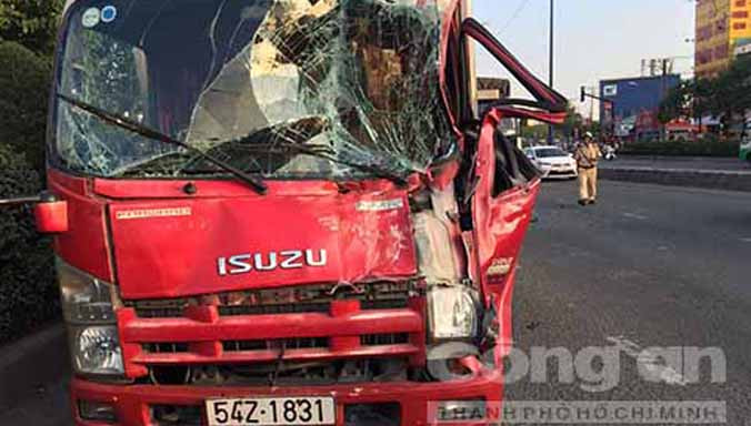 Đầu xe tải của tài xế Phong hư hỏng nặng.