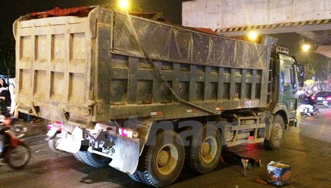 Cú va chạm mạnh khiến người đàn ông chết thảm dưới bánh xe tải. Ảnh: PV/Vietnam+.