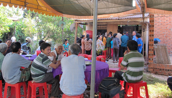 Nhiều người dân đến chia buồn cùng gia đình. Ảnh: Dân Trí.