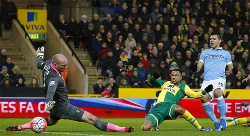 Pha mở tỷ số giúp Aguero có bàn thứ 11 trên mọi mặt trận mùa này, cùng với đồng đội De Bruyne chia sẻ dẫn đầu danh sách ghi bàn của Man City từ đầu mùa. Ảnh: AFP.