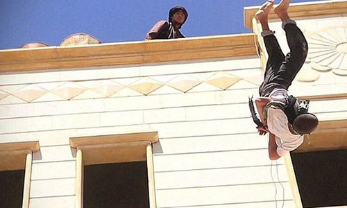 IS nhiều lần thực hiện các vụ xử tử người đồng tính bằng cách ném từ nóc nhà cao tầng. Ảnh: Express.