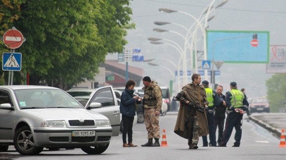 Thống đốc nhân dân tỉnh Lugansk Valery Bolotov vừa tuyên bố tình trạng khẩn cấp và kêu gọi tổng động viên trên toàn tỉnh 