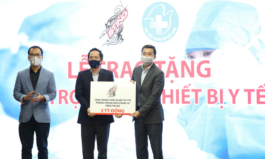 Sting tài trợ 2 tỉ đồng mua trang thiết bị y tế vật tự y tế phòng chống COVID-19