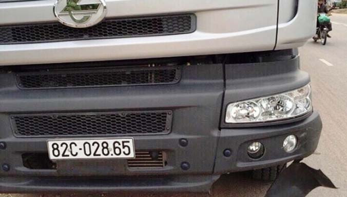 Tài xế điều khiển chiếc xe tải đầu kéo gây tai nạn đã bỏ trốn.