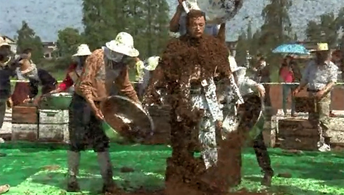 Dị nhân cho hơn 600.000 con ong bu kín người