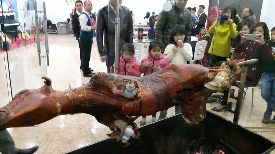 Một chung cư ở địa bàn quận Hà Đông mua cả con bò để phá cỗ tất niên.