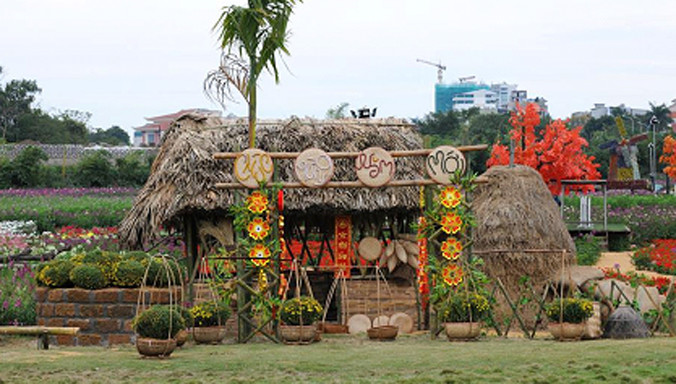 Chợ quê ngày Tết diễn trong lòng Thung lũng hoa Hồ Tây dịp Tết Nguyên đán Bính Thân.