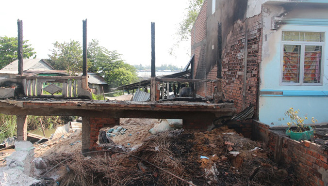 Kho chứa nguyên liệu làm hương của anh Tín bị cháy rụi hoàn toàn.