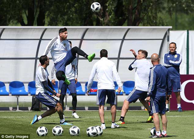 Argentina xuất quân: Messi phải nhìn Ronaldo mà học tập!