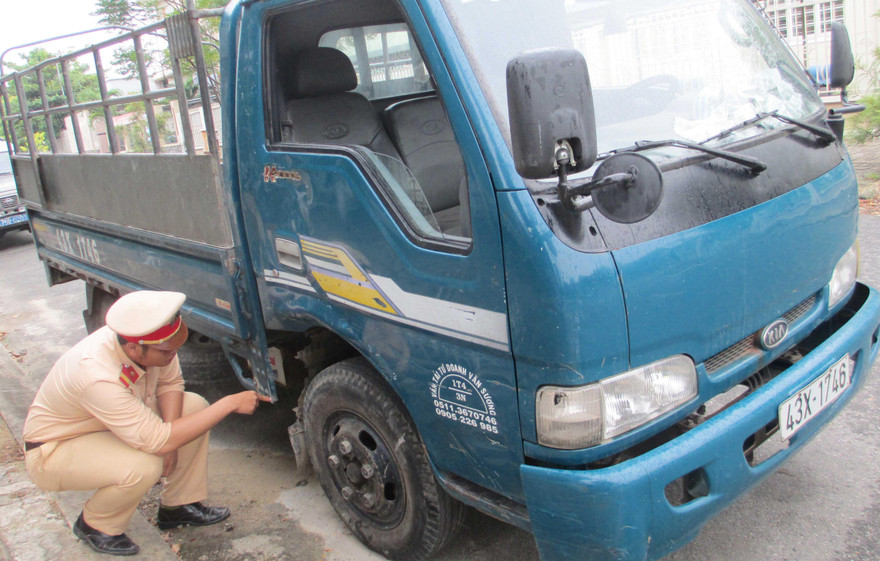 Công an khám xét xe tải do Trần Nhã U. điều khiển gây tai nạn vào ngày 11/9.