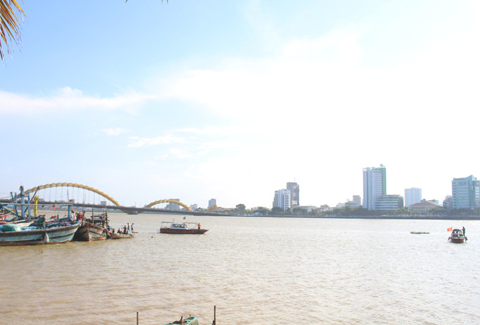 Lực lượng chức năng triển khai các tàu và đội lặn để tìm kiếm nạn nhân từ 11g30 ngày 17/9 nhưng vẫn chưa có kết quả. Ảnh: Giang Thanh.