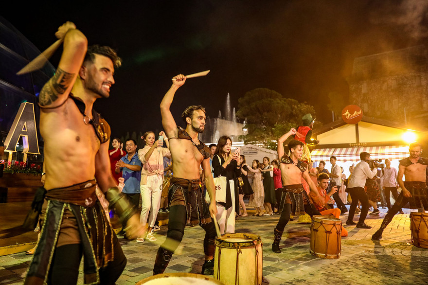 Bà Nà sôi động về đêm