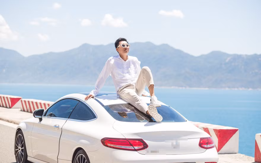Xuân Nghị tạo dáng bên xế hộp tiền tỷ