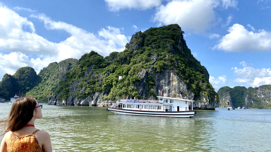 Chương trình kích cầu du lịch góp phần thu hút đông đảo khách tới các điểm du lịch hậu COVID-19. Ảnh: NGUYÊN KHÁNH