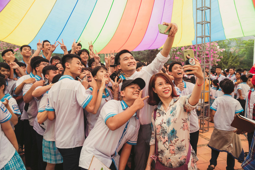 Học sinh trường phổ thông Hermann Gmeiner hào hứng gặp Xuân Nghị