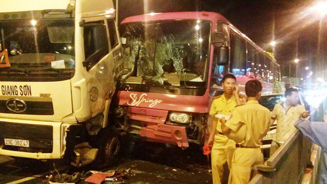 Hai chiếc xe dính chặt vào nhau, hư hỏng nặng sau cú va chạm