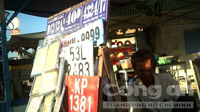 Biển số giả được mua bán tràn lan. Ảnh: Minh Tiến.