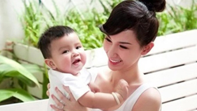 MC Quỳnh Chi và con trai.