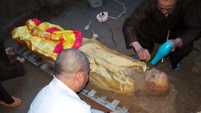 Khai quật mộ của Hòa thượng Thích Minh Đức. Ảnh: Lê Văn Bình.