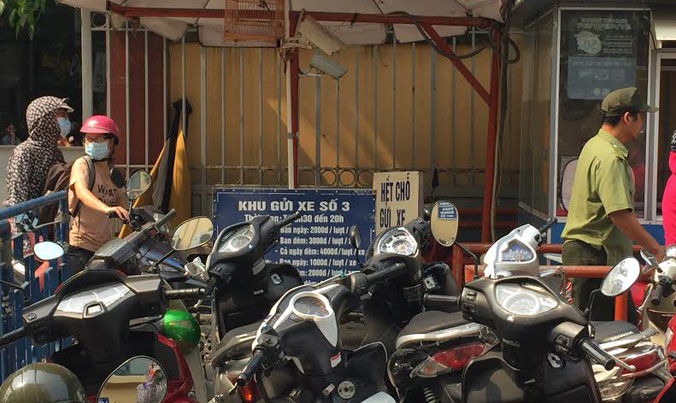 Có bảng niêm yết giá nhưng nhân viên điểm trông xe bệnh viện phụ sản Hà Nội vẫn thu 5.000 đồng/lượt.