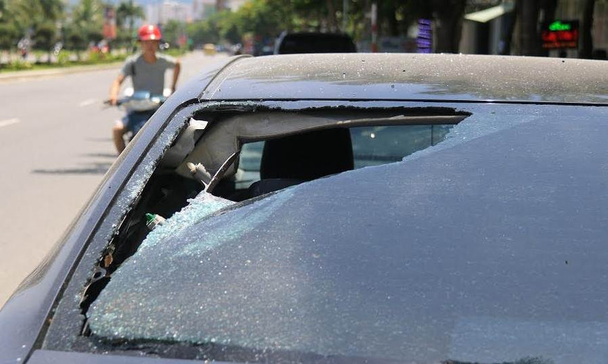 Xe ô tô đậu trên đườngbị đạp vỡ kính trước, kính sau. 