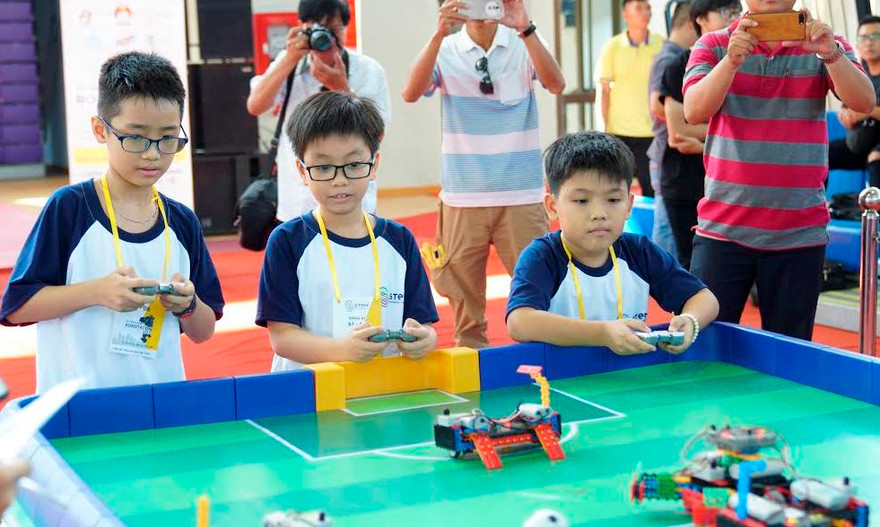 Các em học sinh thi tài tại vòng chung kết.