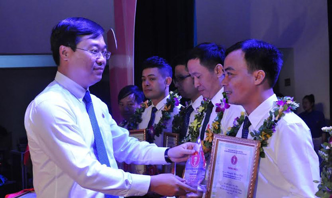 Bí thư thứ nhất T.Ư Đoàn, Bí thư Đảng ủy T.Ư Đoàn Lê Quốc Phong trao giấy chứng nhận cho các điển hình tiêu biểu.