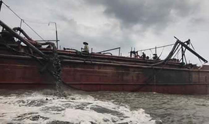 Tàu hút bùn xả thải tại vùng biển gần bờ giáp ranh hai tỉnh Nghệ An, Thanh Hóa trong những ngày gần đây.